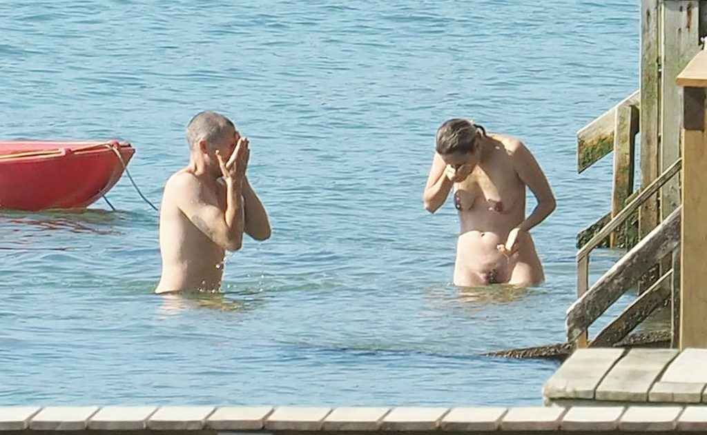 Marion Cotillard se baigne toute nue au Cap Ferret