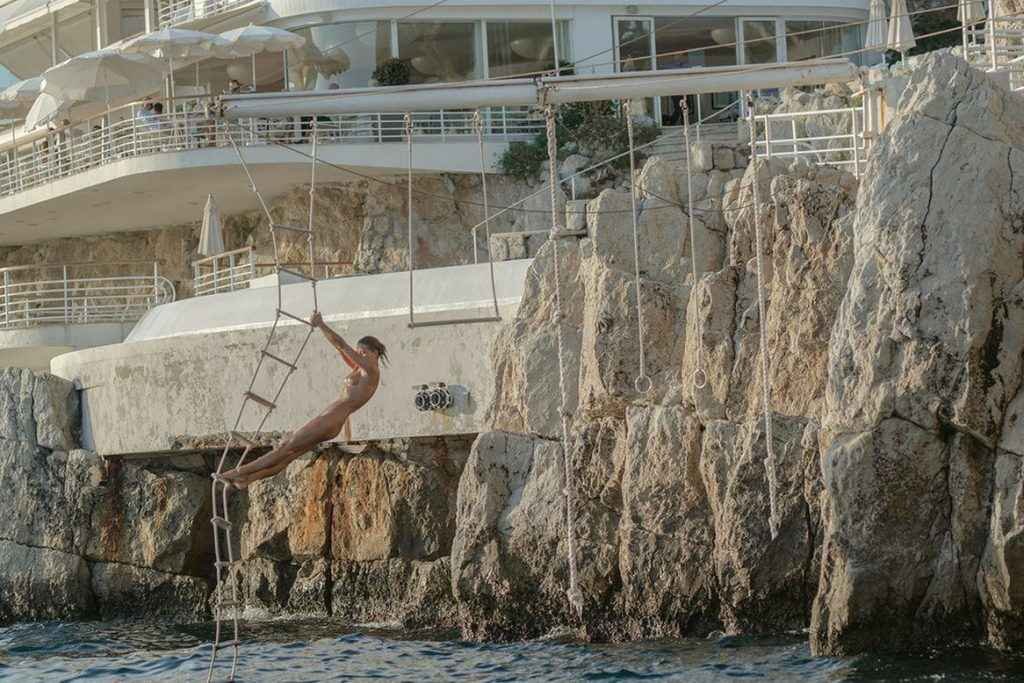 Marisa Papen nue à Saint-Tropez