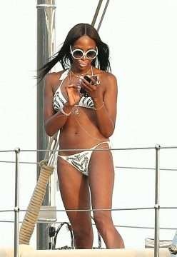 Naomi Campbell en bikini à Saint-Tropez