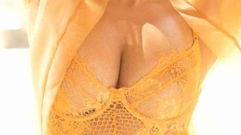 Amber Rose pose en lingerie transparente