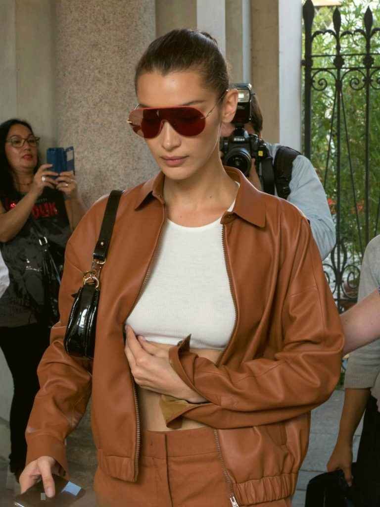 Bella Hadid se balade sans soutien-gorge à Milan