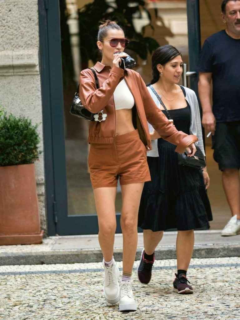 Bella Hadid se balade sans soutien-gorge à Milan