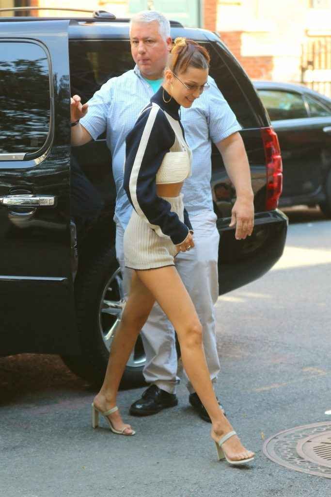 Bella Hadid en short et sans soutien-gorge à New-York