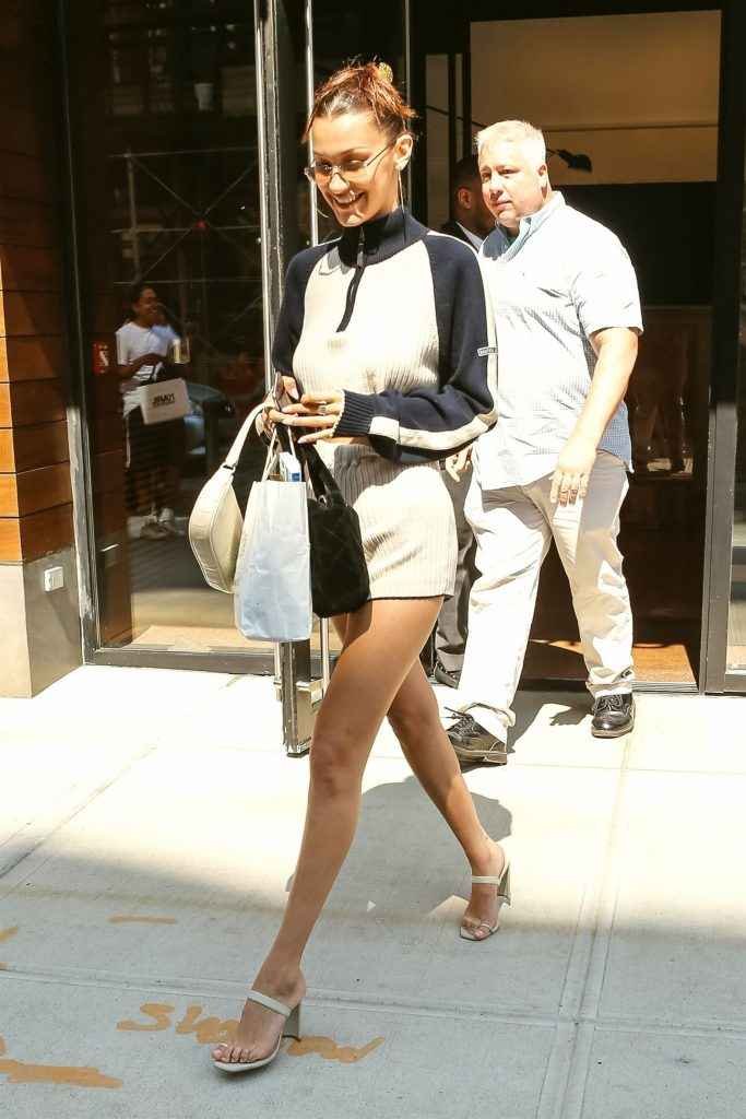 Bella Hadid en short et sans soutien-gorge à New-York