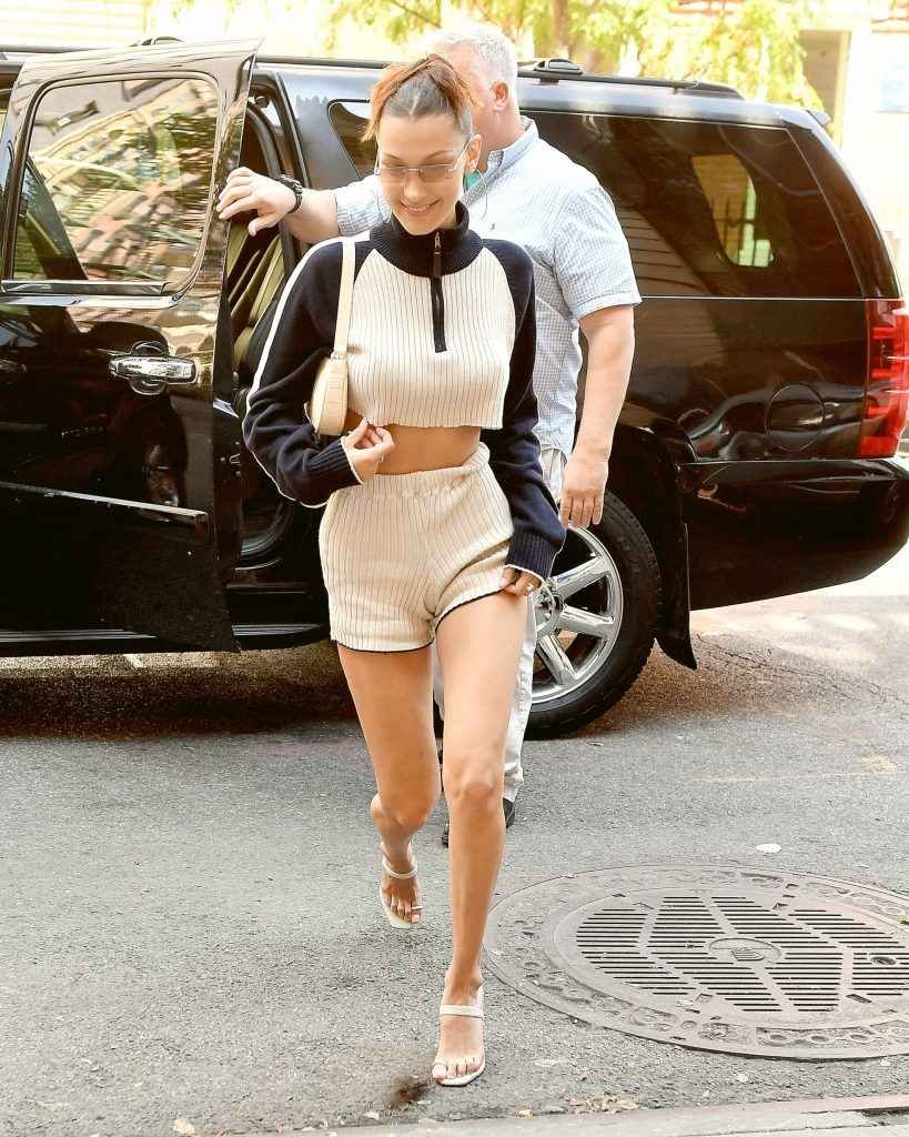 Bella Hadid en short et sans soutien-gorge à New-York