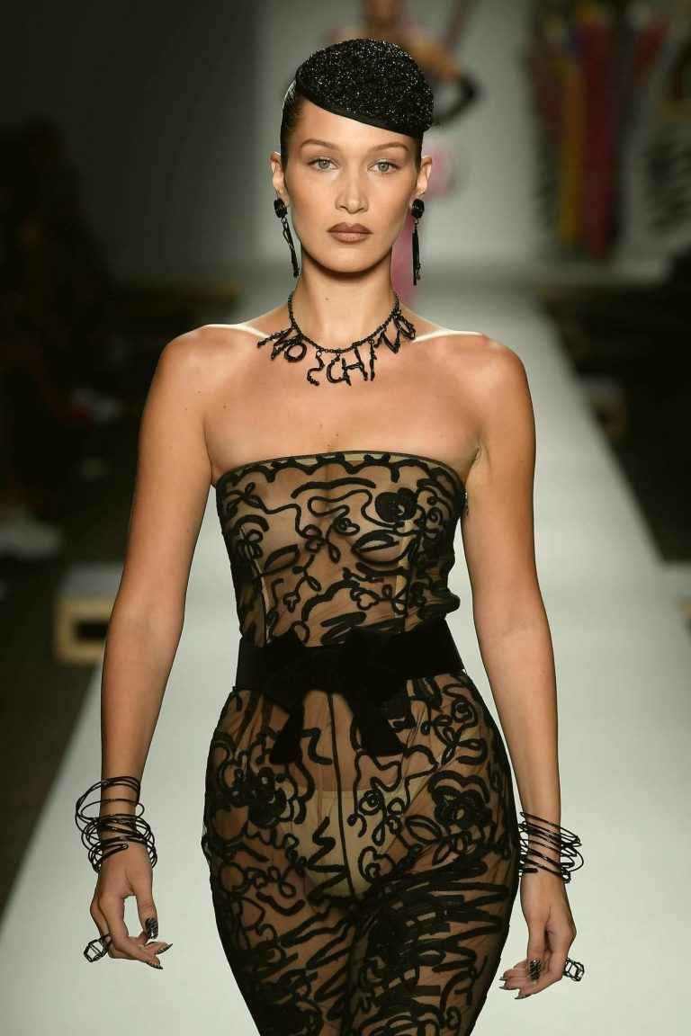 Bella Hadid exhibe ses seins et sa petite culotte à la fashion week de Milan