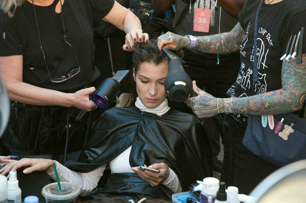 Bella Hadid a les seins qui pointent à la Fashion Week de New-York