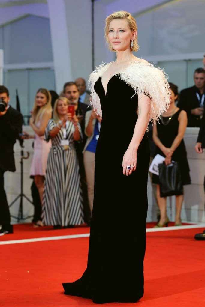 Cate Blanchett ouvre le décolleté à la Mostra de Venise