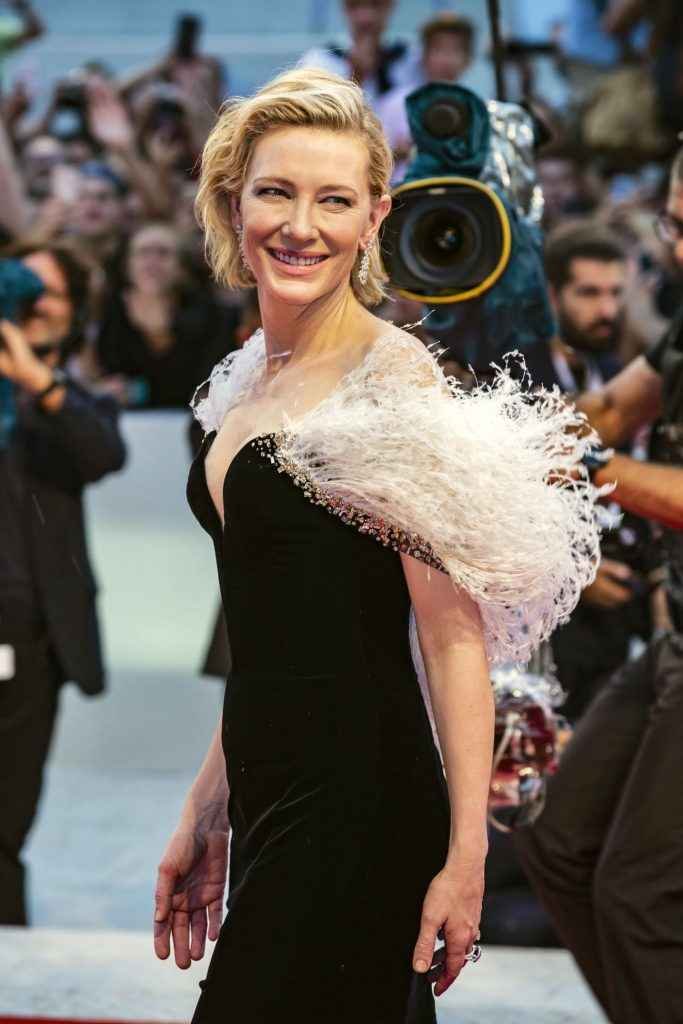 Cate Blanchett ouvre le décolleté à la Mostra de Venise