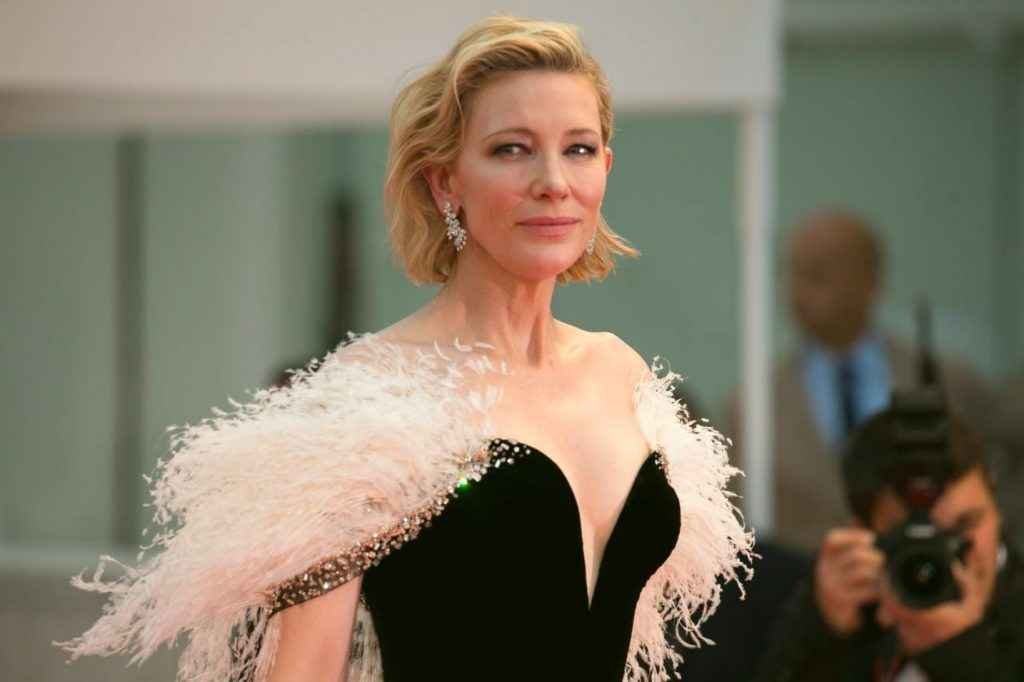 Cate Blanchett ouvre le décolleté à la Mostra de Venise