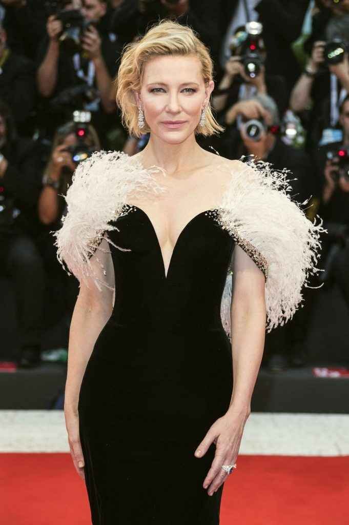 Cate Blanchett ouvre le décolleté à la Mostra de Venise