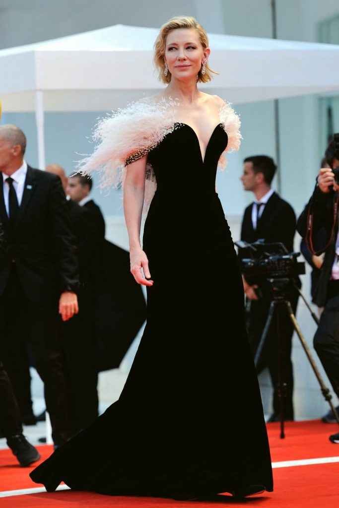 Cate Blanchett ouvre le décolleté à la Mostra de Venise