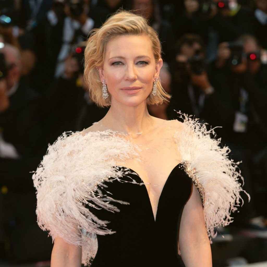 Cate Blanchett ouvre le décolleté à la Mostra de Venise