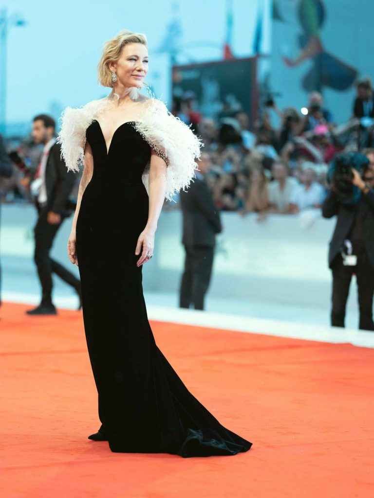 Cate Blanchett ouvre le décolleté à la Mostra de Venise