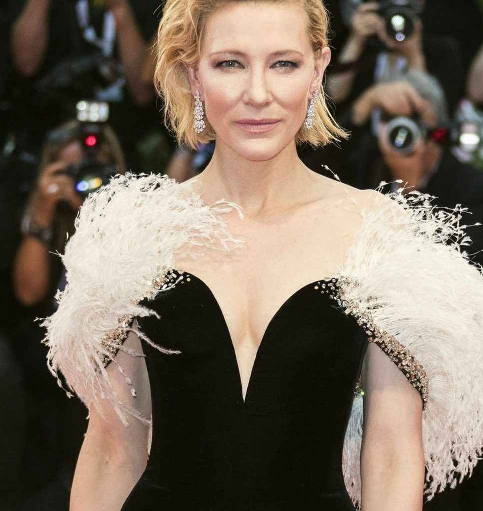 Cate Blanchett ouvre le décolleté à la Mostra de Venise