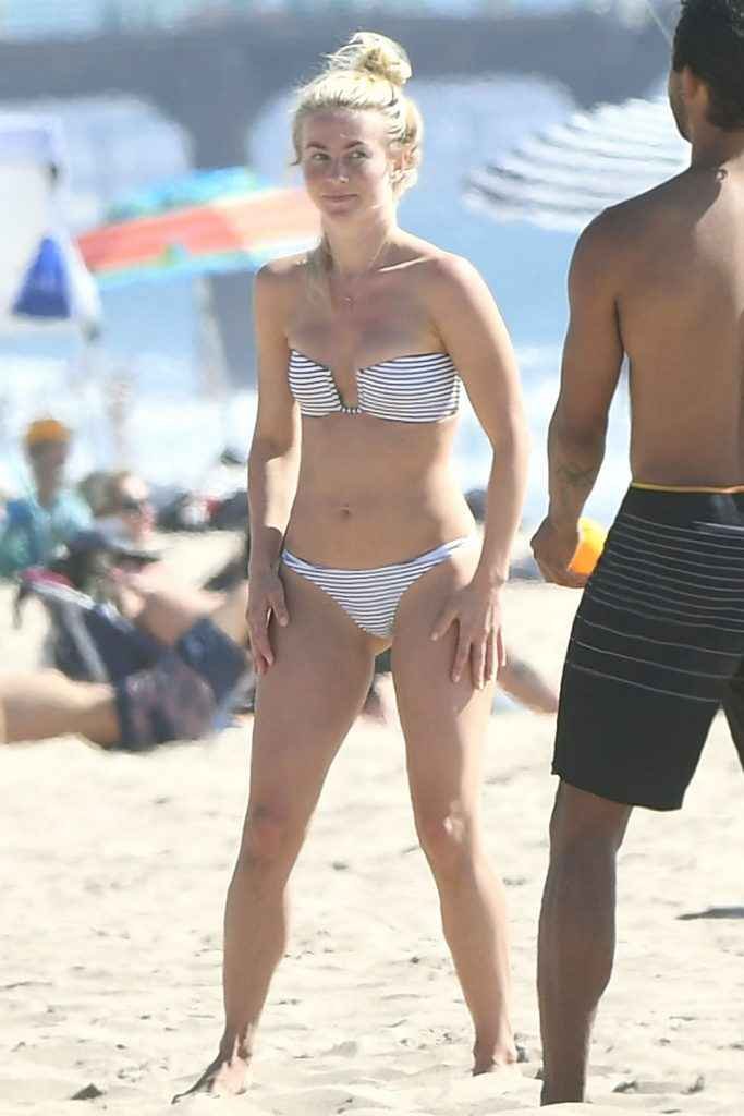 Julianne Hough en bikini à Newport Beach