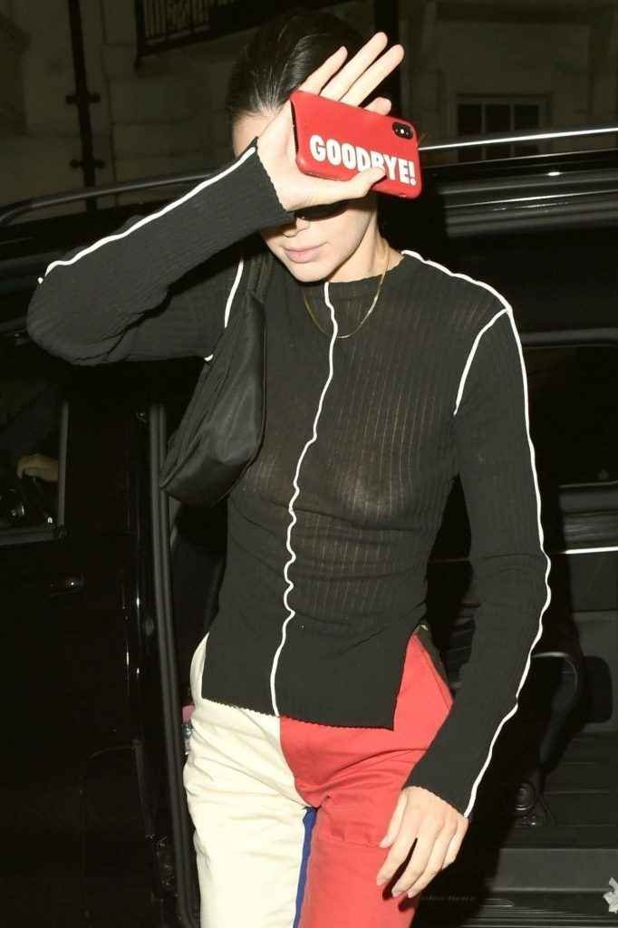 Kendall Jenner seins nus par transparence à Londres