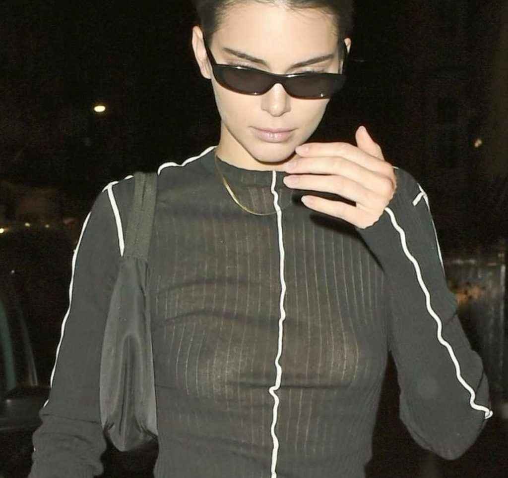 Kendall Jenner seins nus par transparence à Londres