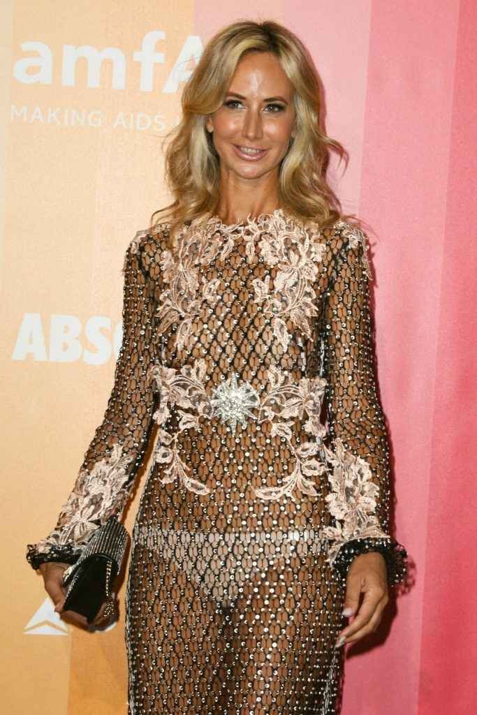 Lady Victoria Hervey exhibe ses seins, ses fesses et sa petite culotte lors du gala AmfAR