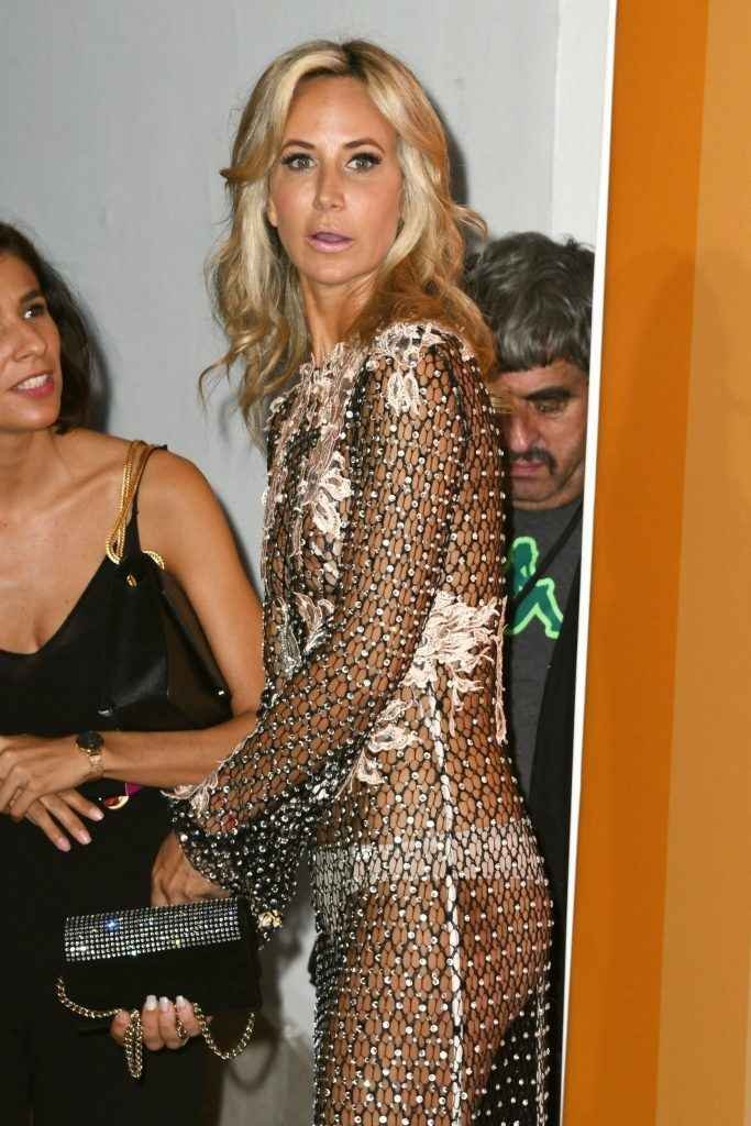 Lady Victoria Hervey exhibe ses seins, ses fesses et sa petite culotte lors du gala AmfAR