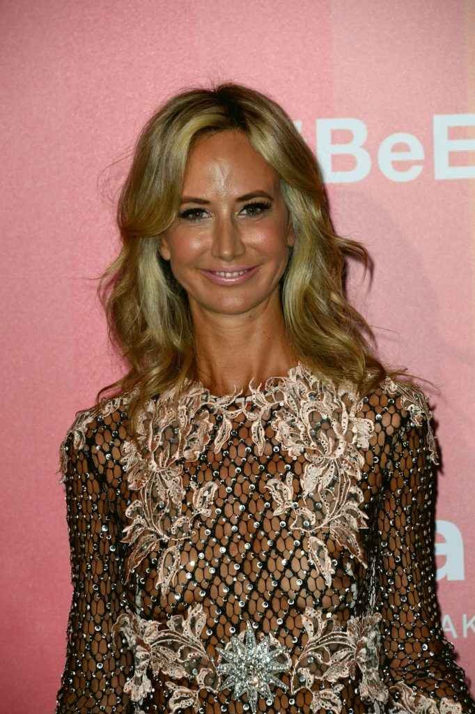 Lady Victoria Hervey exhibe ses seins, ses fesses et sa petite culotte lors du gala AmfAR