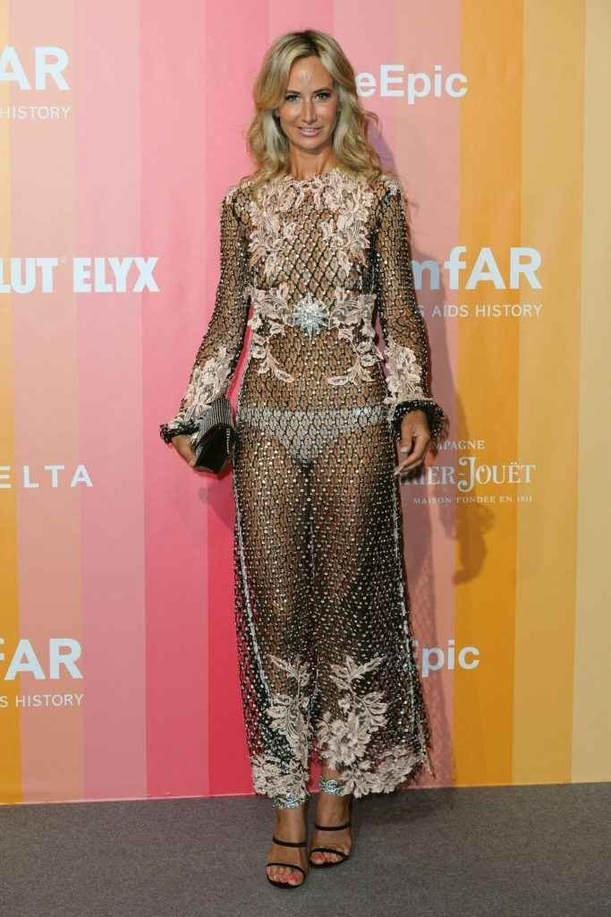 Lady Victoria Hervey exhibe ses seins, ses fesses et sa petite culotte lors du gala AmfAR