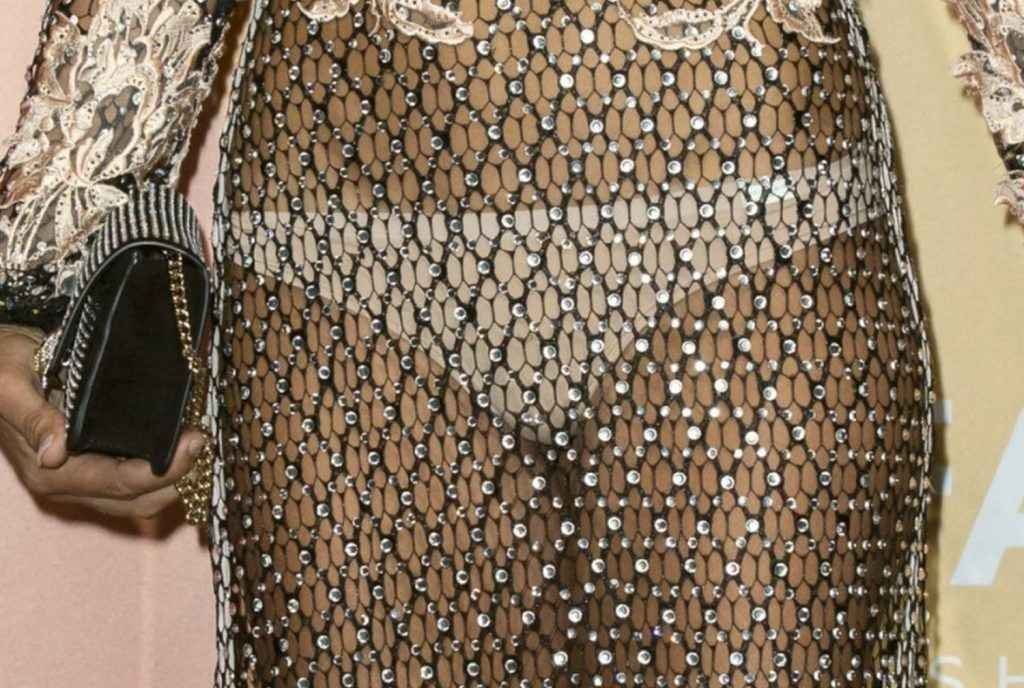 Lady Victoria Hervey exhibe ses seins, ses fesses et sa petite culotte lors du gala AmfAR