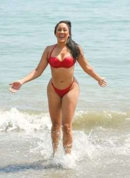 Natalie Nunn en bikini en Espagne