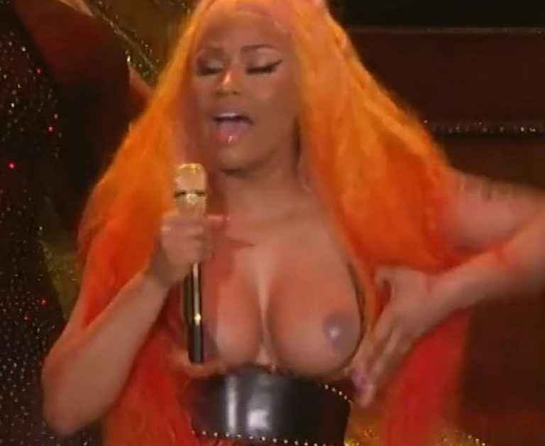 Nicki Minaj exhibe ses gros seins lors de son concert « Made in America »