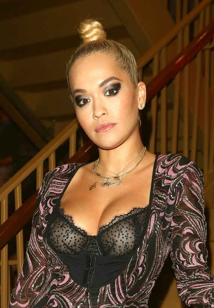 Rita Ora seins nus par transparence à Londres