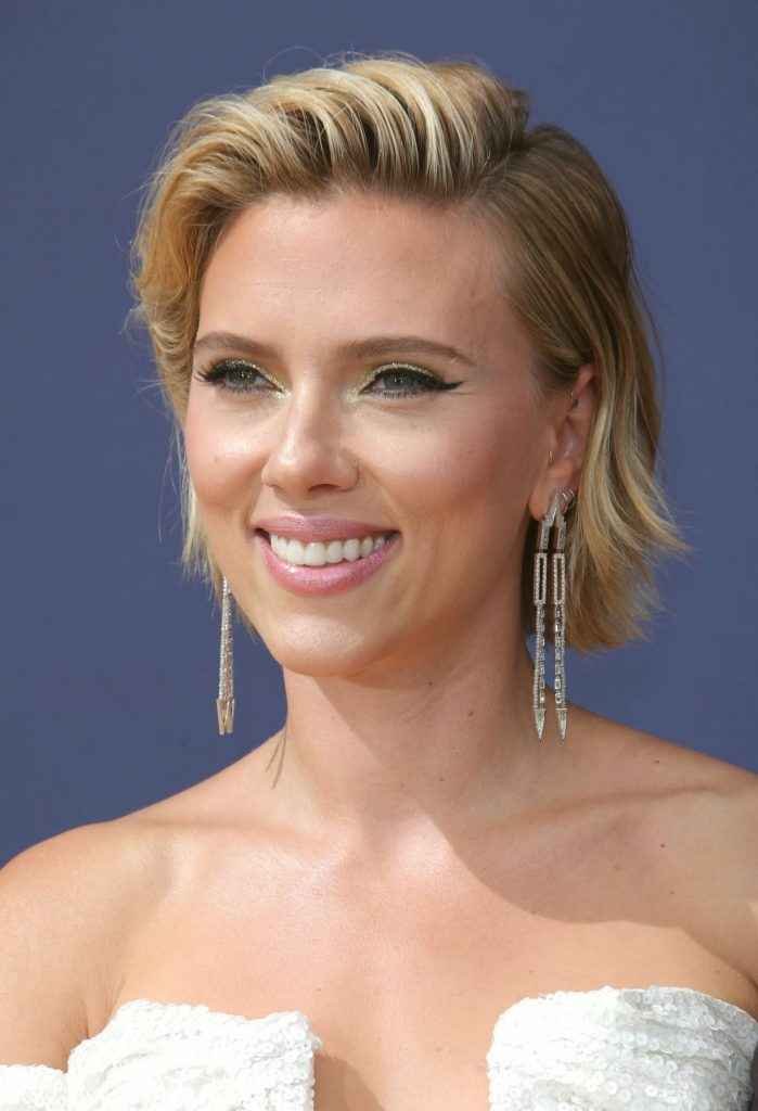 Scarlett Johanson ouvre le décolelté aux Emmy Awards