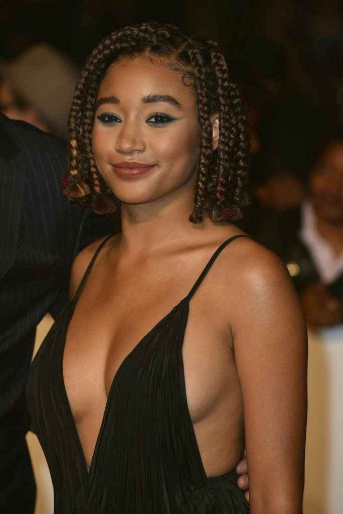 Amandla Stenberg exhibe un superbe décolleté au Festival du film de Londres