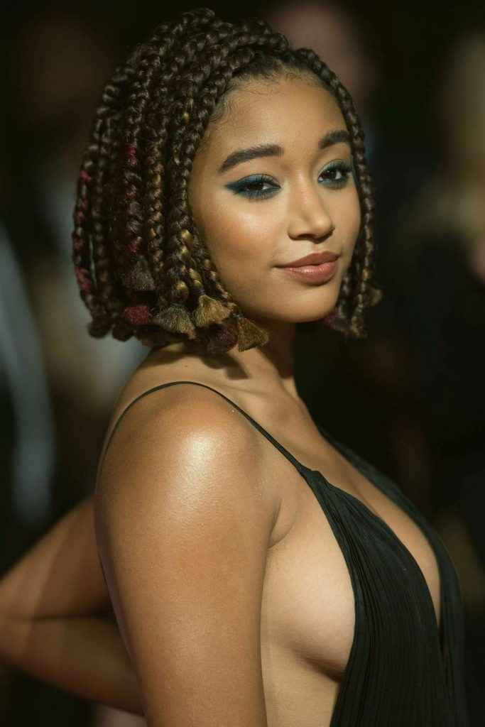 Amandla Stenberg exhibe un superbe décolleté au Festival du film de Londres