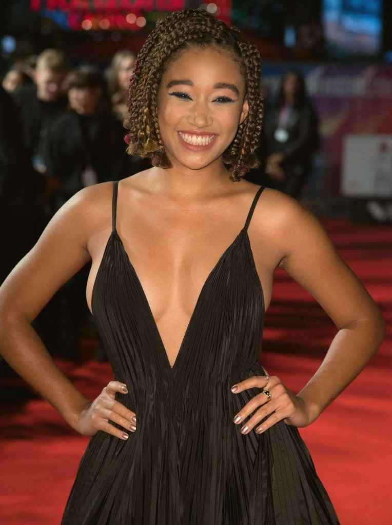 Amandla Stenberg exhibe un superbe décolleté au Festival du film de Londres