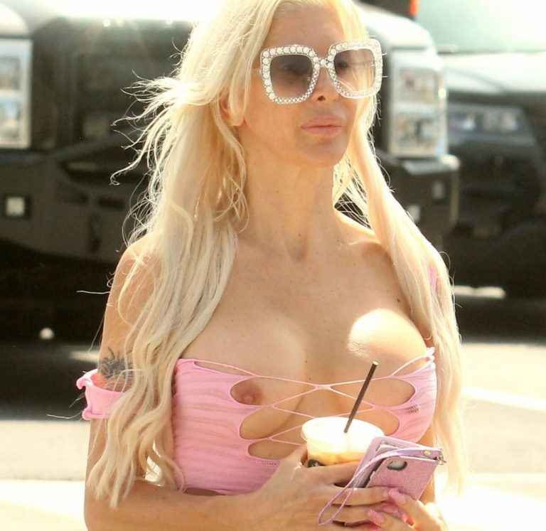 Angélique Morgan se balade les seins à l’air à Malibu