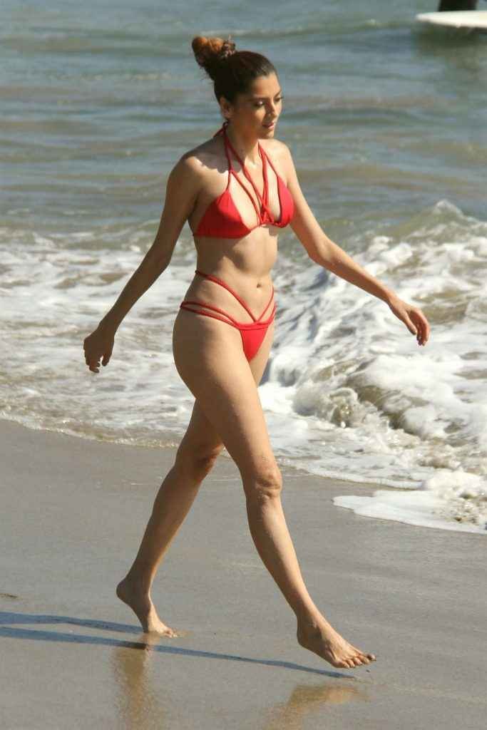 Blanca Blanco dans un petit bikini rouge à Malibu