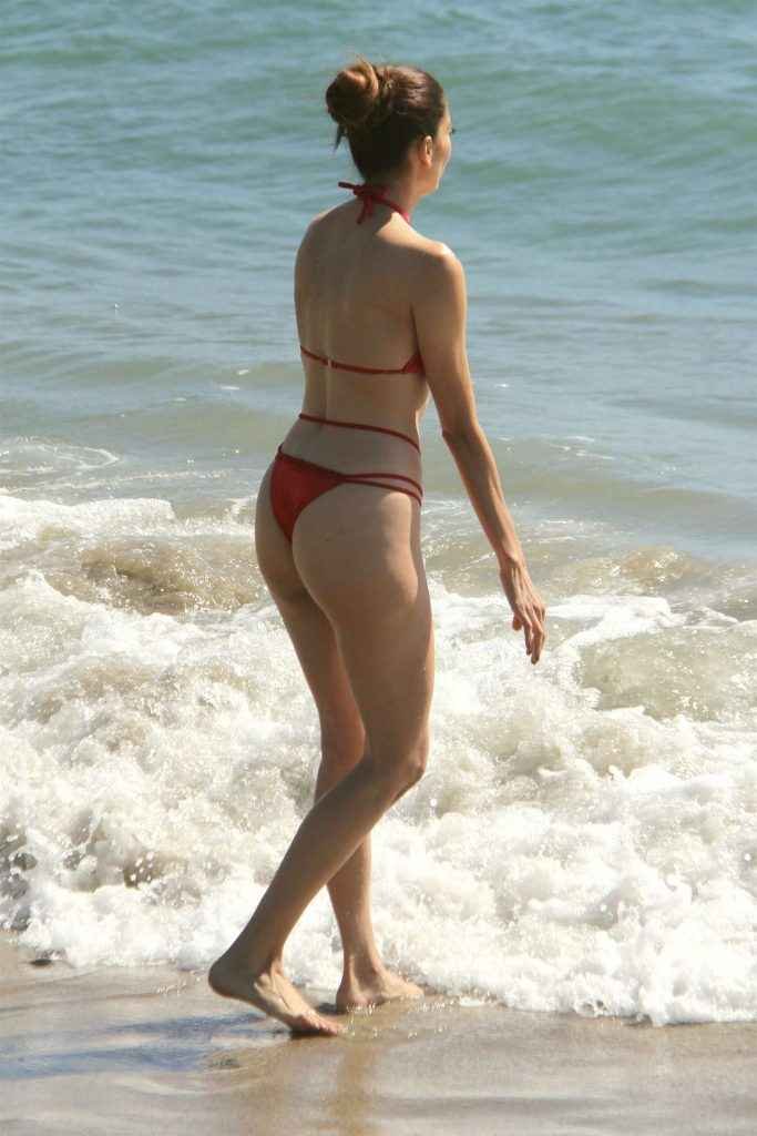 Blanca Blanco dans un petit bikini rouge à Malibu