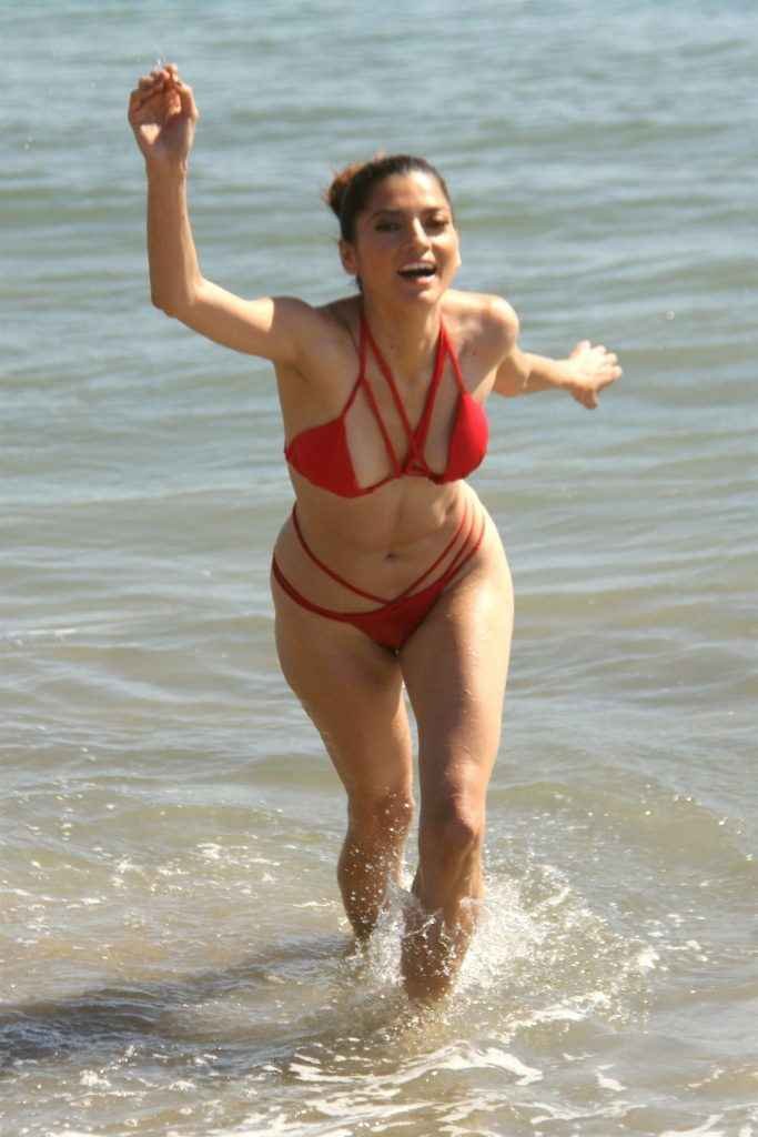 Blanca Blanco dans un petit bikini rouge à Malibu