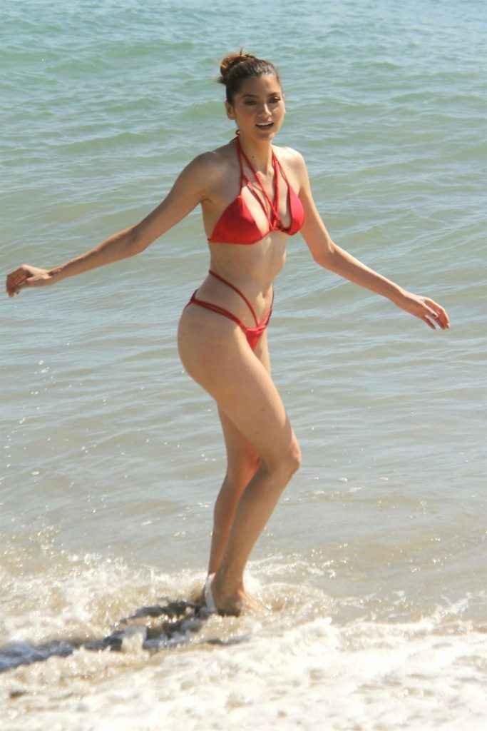 Blanca Blanco dans un petit bikini rouge à Malibu