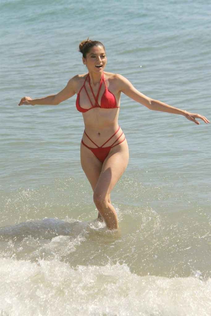 Blanca Blanco dans un petit bikini rouge à Malibu