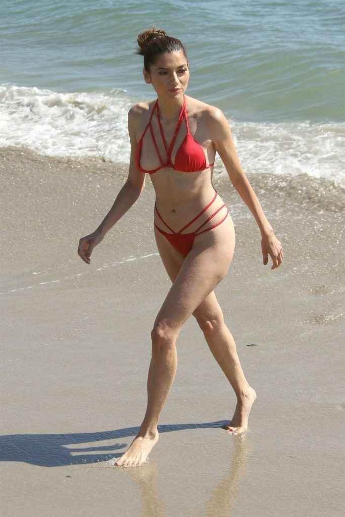 Blanca Blanco dans un petit bikini rouge à Malibu