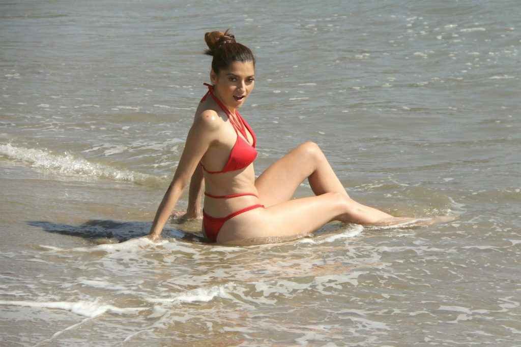 Blanca Blanco dans un petit bikini rouge à Malibu