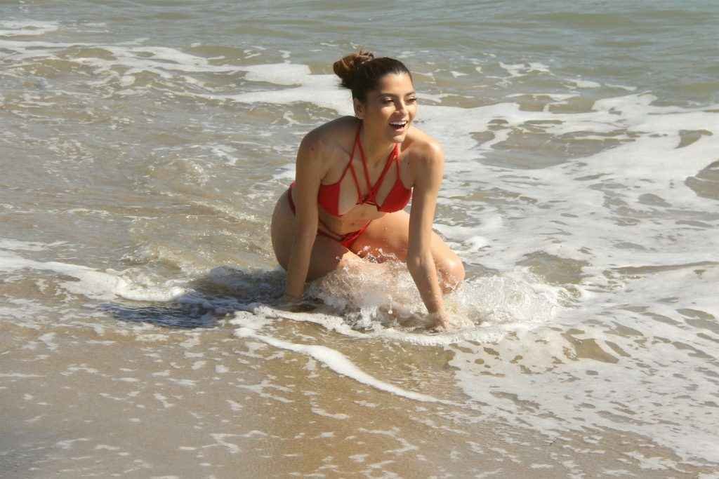 Blanca Blanco dans un petit bikini rouge à Malibu