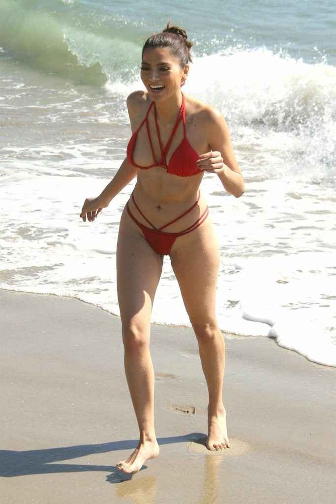 Blanca Blanco dans un petit bikini rouge à Malibu