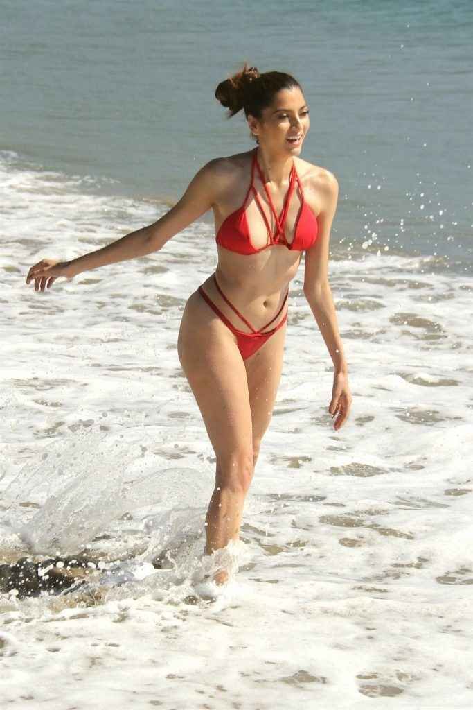 Blanca Blanco dans un petit bikini rouge à Malibu