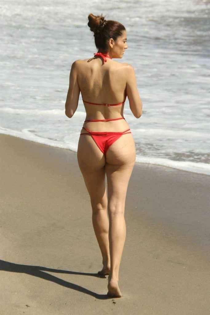 Blanca Blanco dans un petit bikini rouge à Malibu