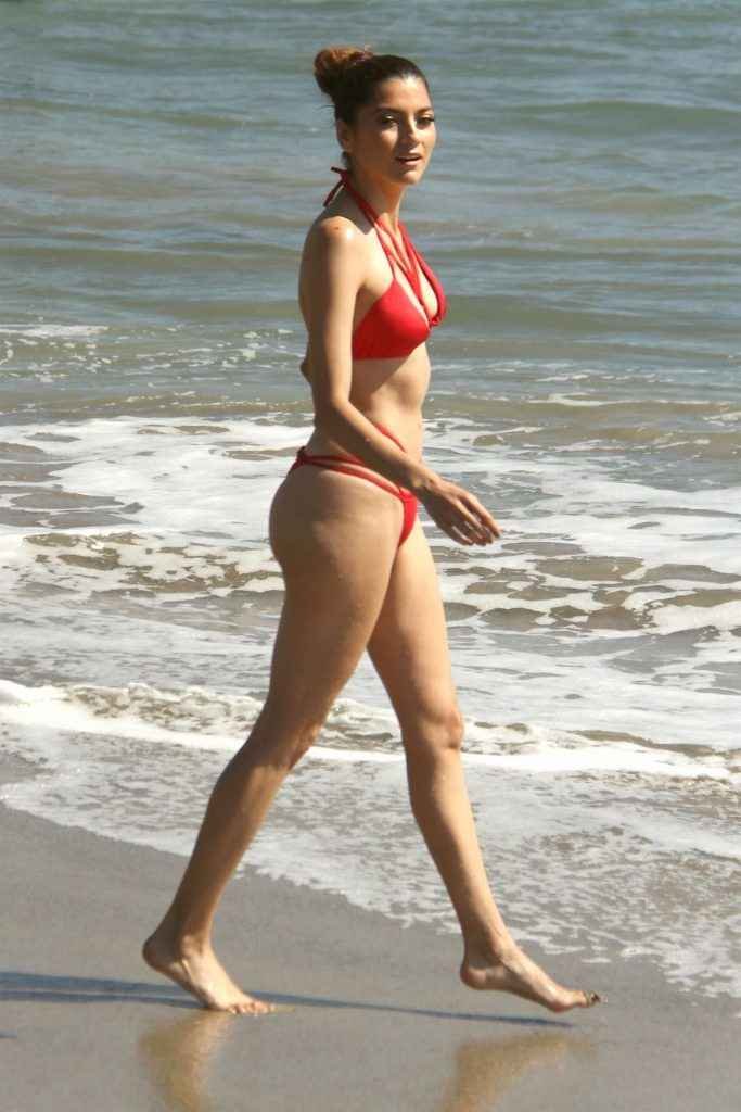 Blanca Blanco dans un petit bikini rouge à Malibu