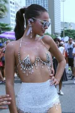 Bruna Marquezine exhibe un mini soutien-gorge au Brésil