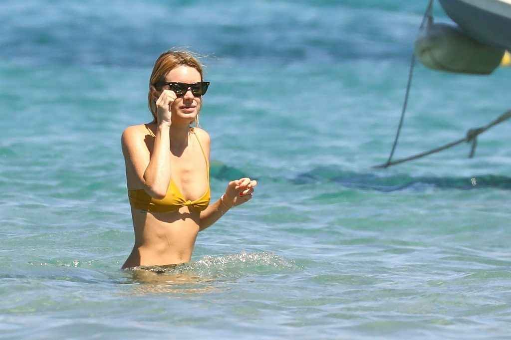 Camille Rowe en bikini en Corse