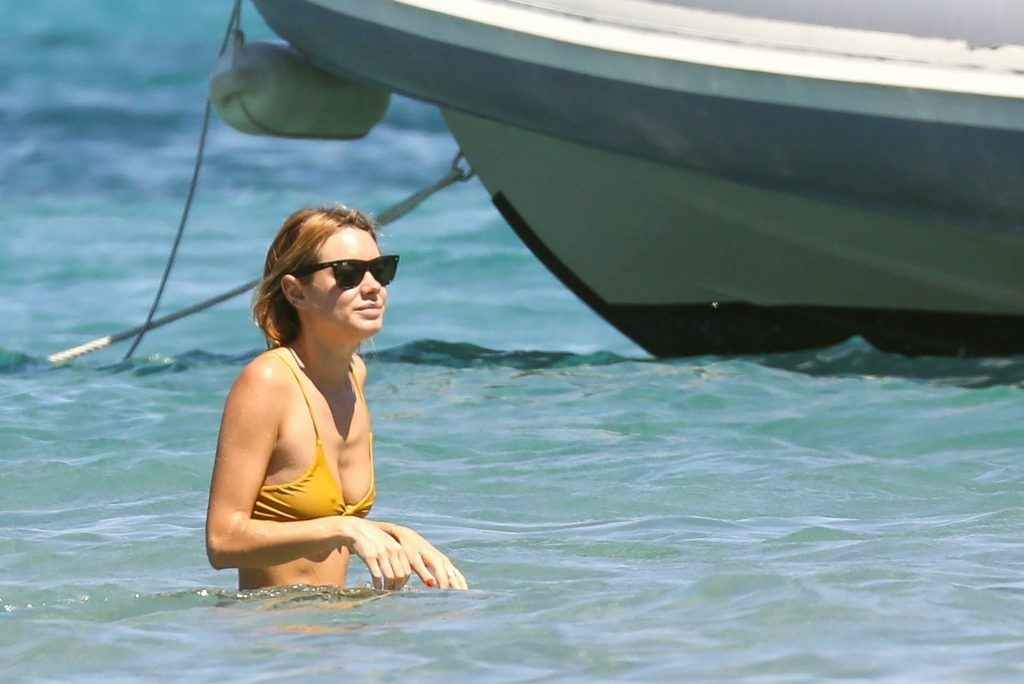 Camille Rowe en bikini en Corse